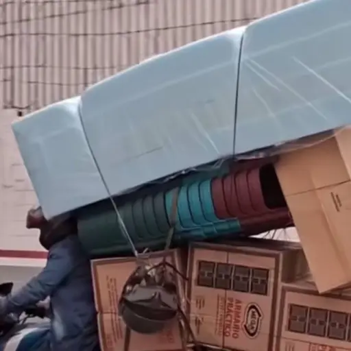 Motorista transporta carga excesiva en Villa Nueva. ,Captura de pantalla video Facebook.