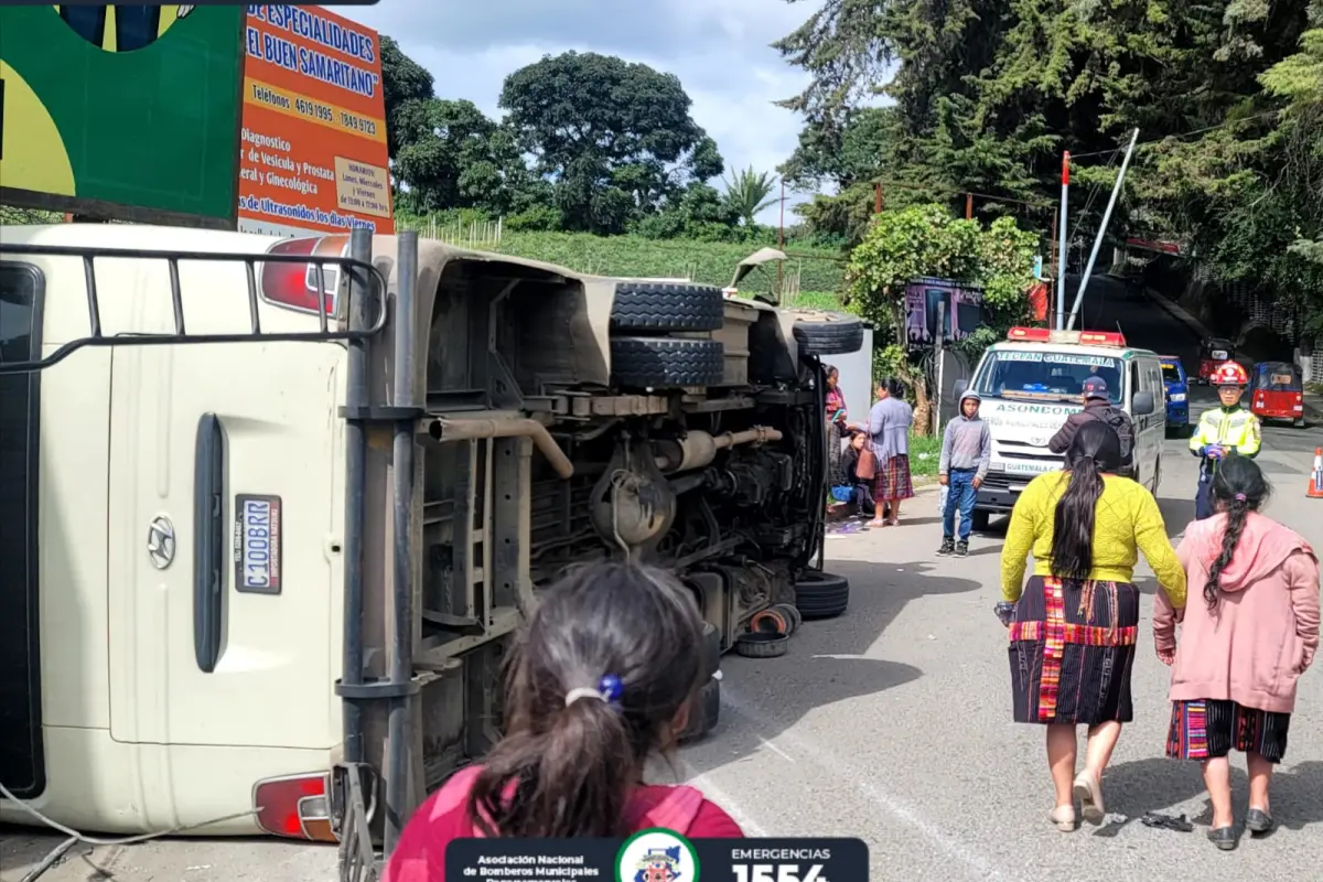 En el percance estuvieron involucrados cuatro vehículos, incluidos dos buses., Bomberos Municipales Departamentales