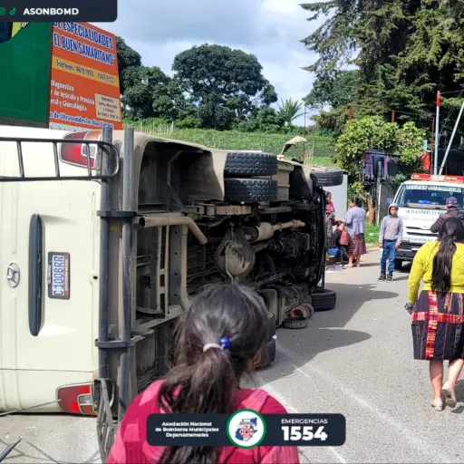En el percance estuvieron involucrados cuatro vehículos, incluidos dos buses. ,Bomberos Municipales Departamentales