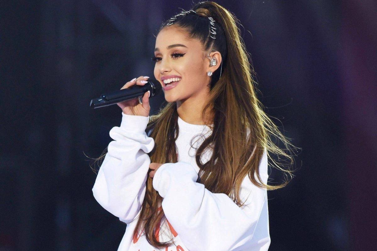 Ariana Grande returns to the stage and her appearance worries her fans