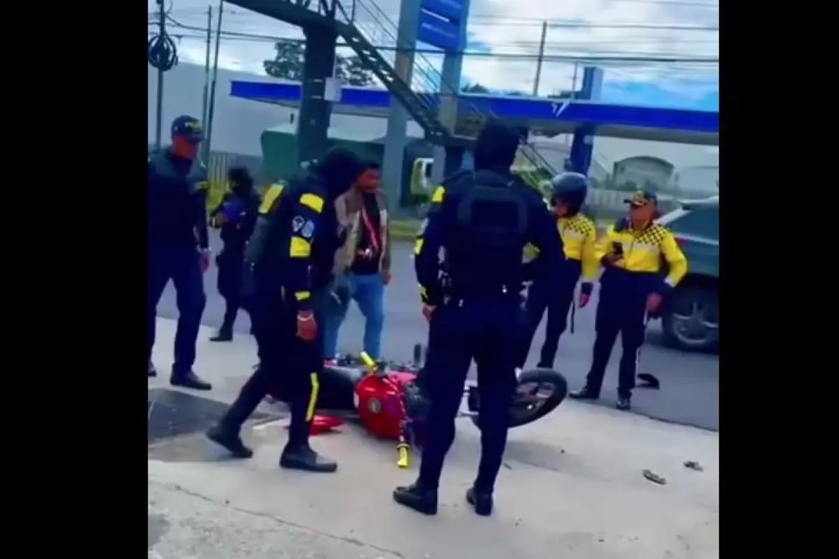 Motoristas destruyen moto consignada en operativo, Captura de video