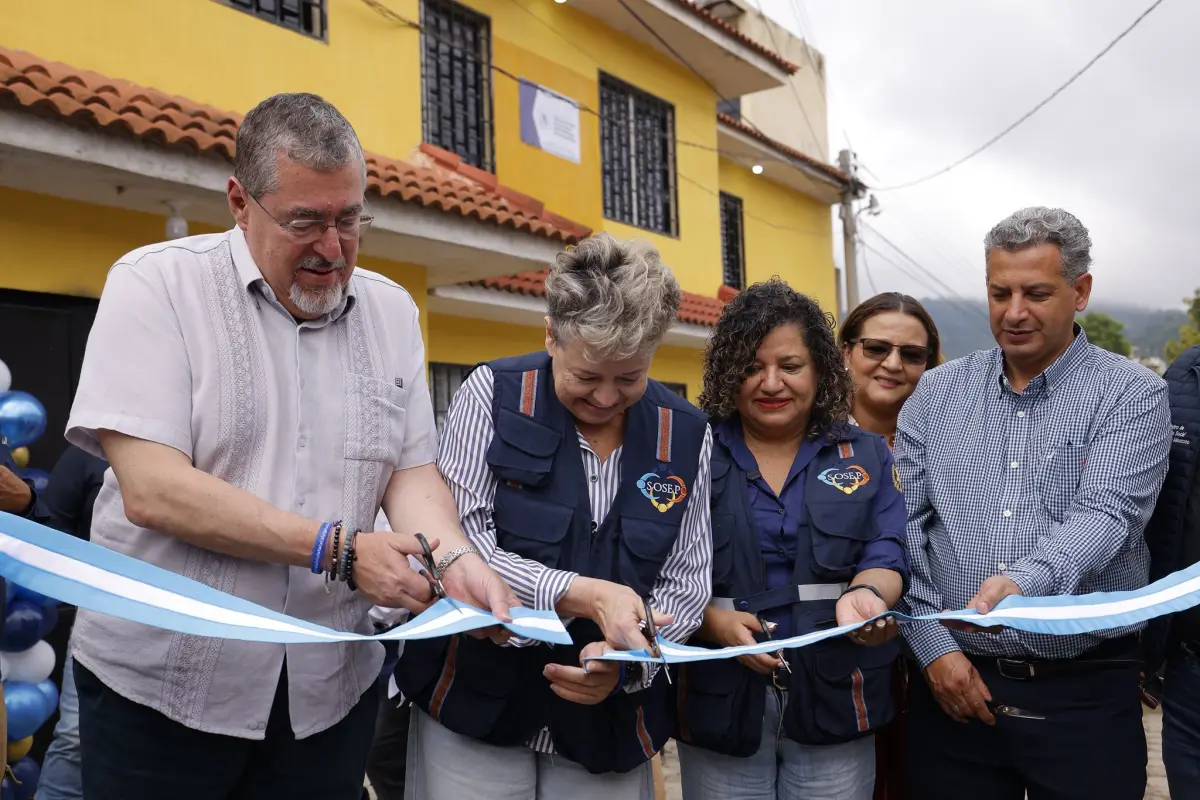 El presidente Bernardo Arévalo y la primera dama Lucrecia Peinado en la inauguración de "Mis Años Dorados" en Olopa., Gobierno de Guatemala