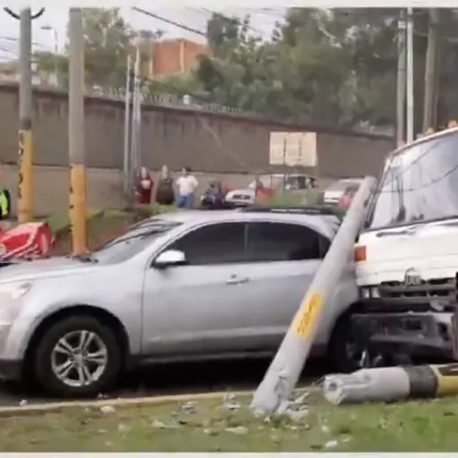 Múltiples daños materiales se dieron a consecuencia del accidente en zona 12. ,Bomberos Municipales
