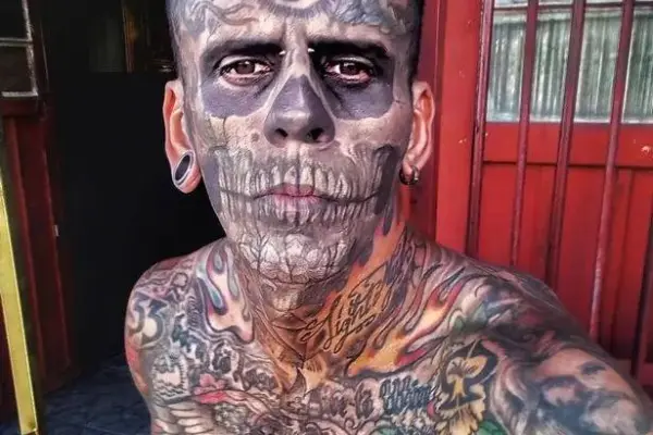 ¡Irreconocible! El hombre más tatuado muestra su impactante cambio tras eliminar sus tatuajes en 2025