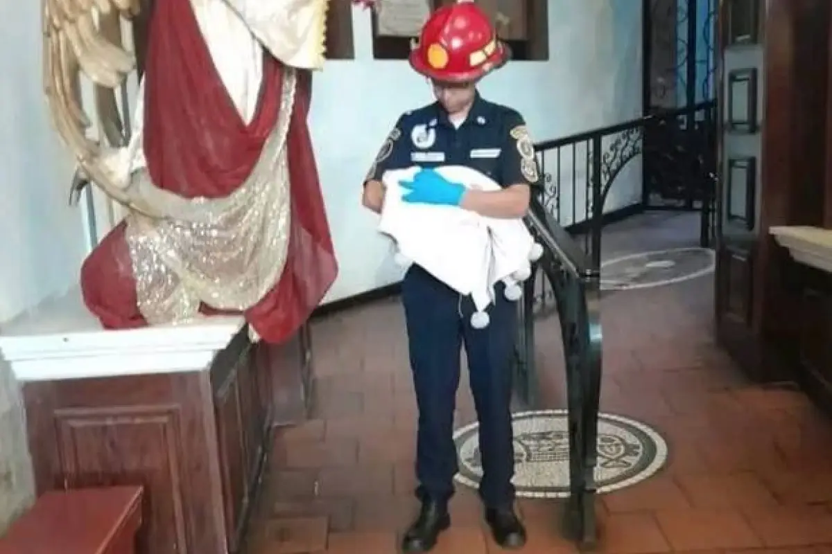 El menor fue hallado en el interior de una iglesia católica en San Marcos., Bomberos Municipales Departamentales