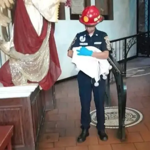 El menor fue hallado en el interior de una iglesia católica en San Marcos. ,Bomberos Municipales Departamentales