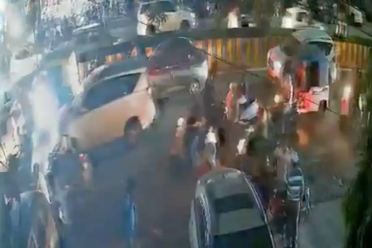 Cámara registra instante exacto en que camión arrolla a motociclistas., Captura de pantalla video X.