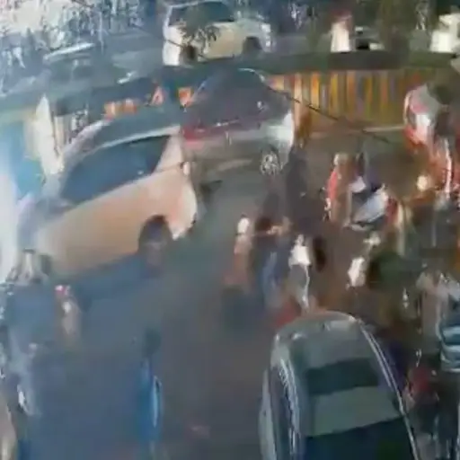 Cámara registra instante exacto en que camión arrolla a motociclistas. ,Captura de pantalla video X.