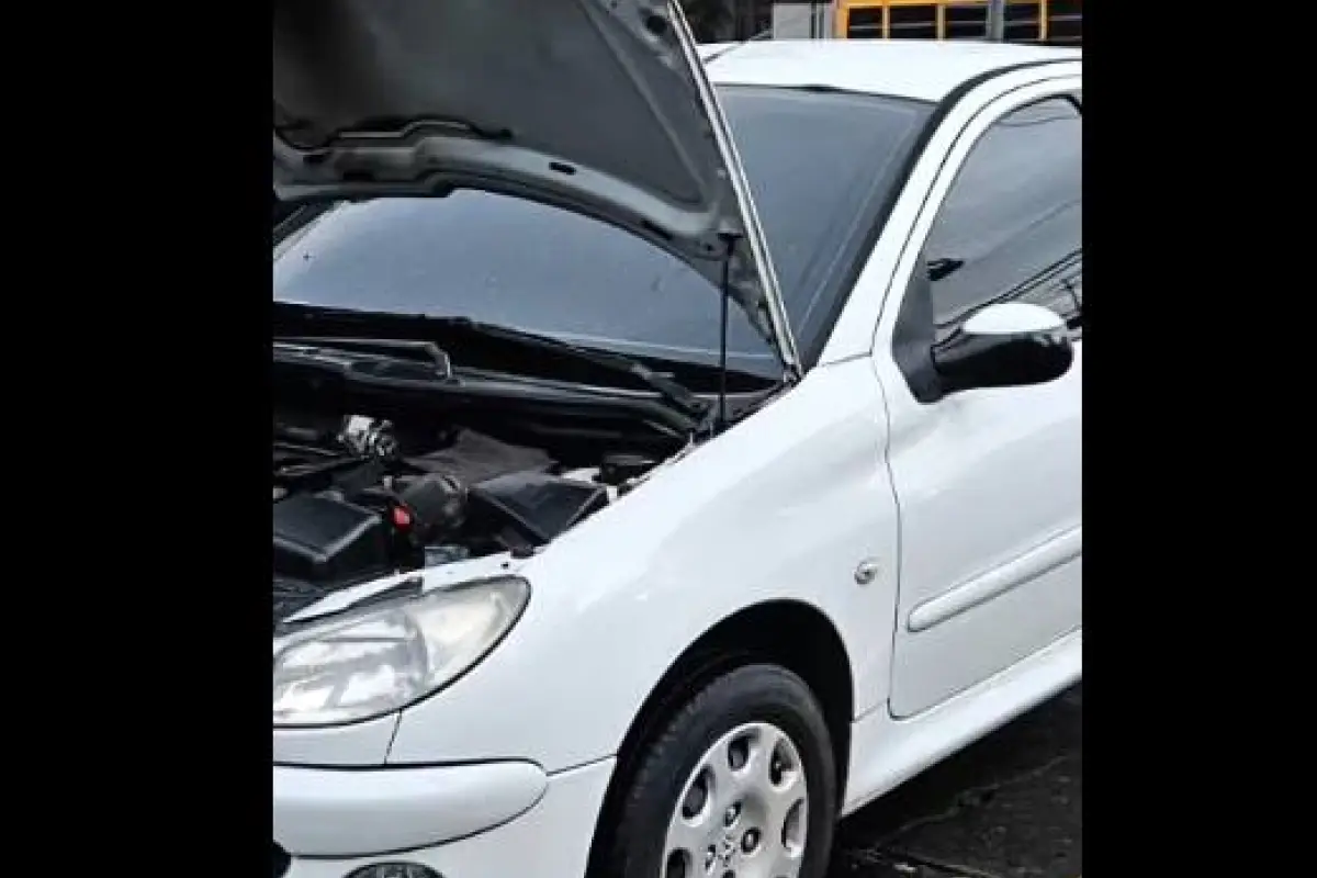 El automóvil se prendió en llamas en un sector de la zona 9., PMT capitalina/Montejo