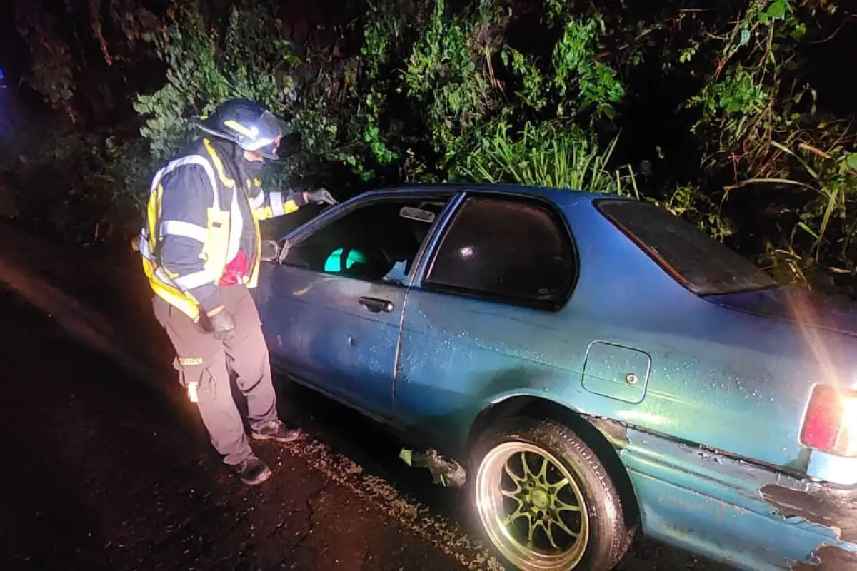 El fallecido permanecía dentro de un automóvil., Bomberos Voluntarios