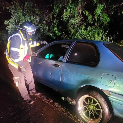 El fallecido permanecía dentro de un automóvil. ,Bomberos Voluntarios