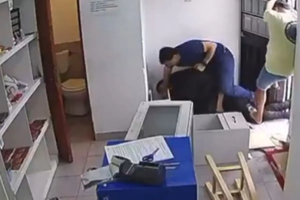 Empleados enfrentan y someten a asaltante en joyería., Captura de pantalla video X.