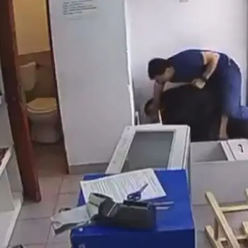 Empleados enfrentan y someten a asaltante en joyería. ,Captura de pantalla video X.