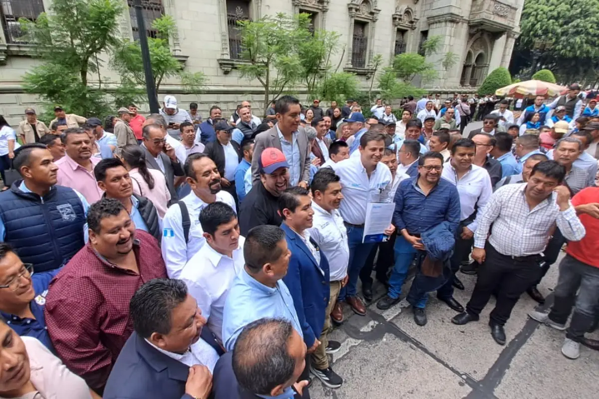 MÃ¡s de 200 alcaldes presentaron la peticiÃ³n conjunta al presidente ArÃ©valo para que avale el decreto 7-2025., Omar SolÃ­s/Emisoras Unidas