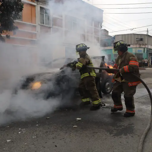 Los socorristas utilizaron 1 mil 250 galones de agua para controlar el incendio vehicular en la zona 3. ,Bomberos Voluntarios