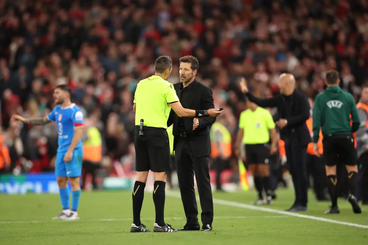 Simeone fue expulsado en el partido entre Liverpool y Atlético de Madrid - EFE