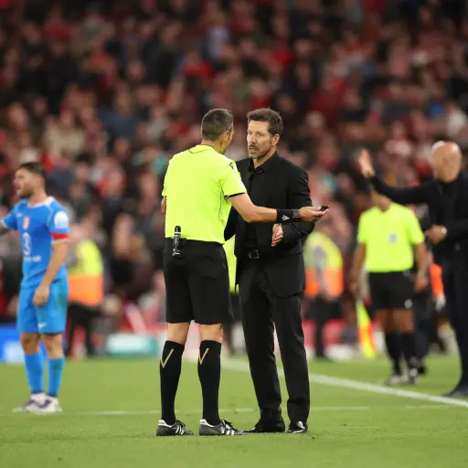 Simeone fue expulsado en el partido entre Liverpool y Atlético de Madrid - EFE