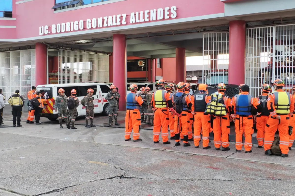 Los rescatistas se reunieron para profundizar en la búsqueda., Bomberos Voluntarios.