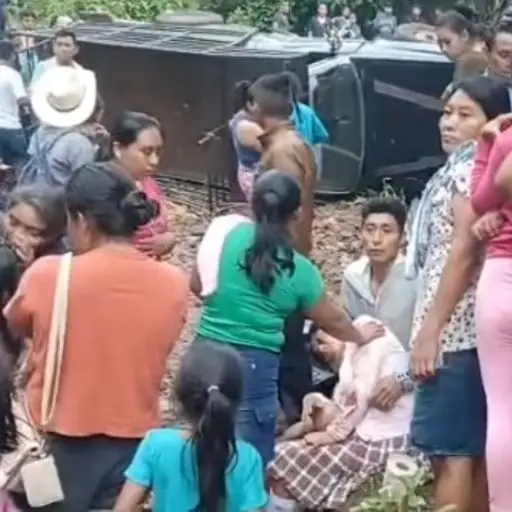 El carro se accidentó al intentar cruzar un río. ,Captura de pantalla. 