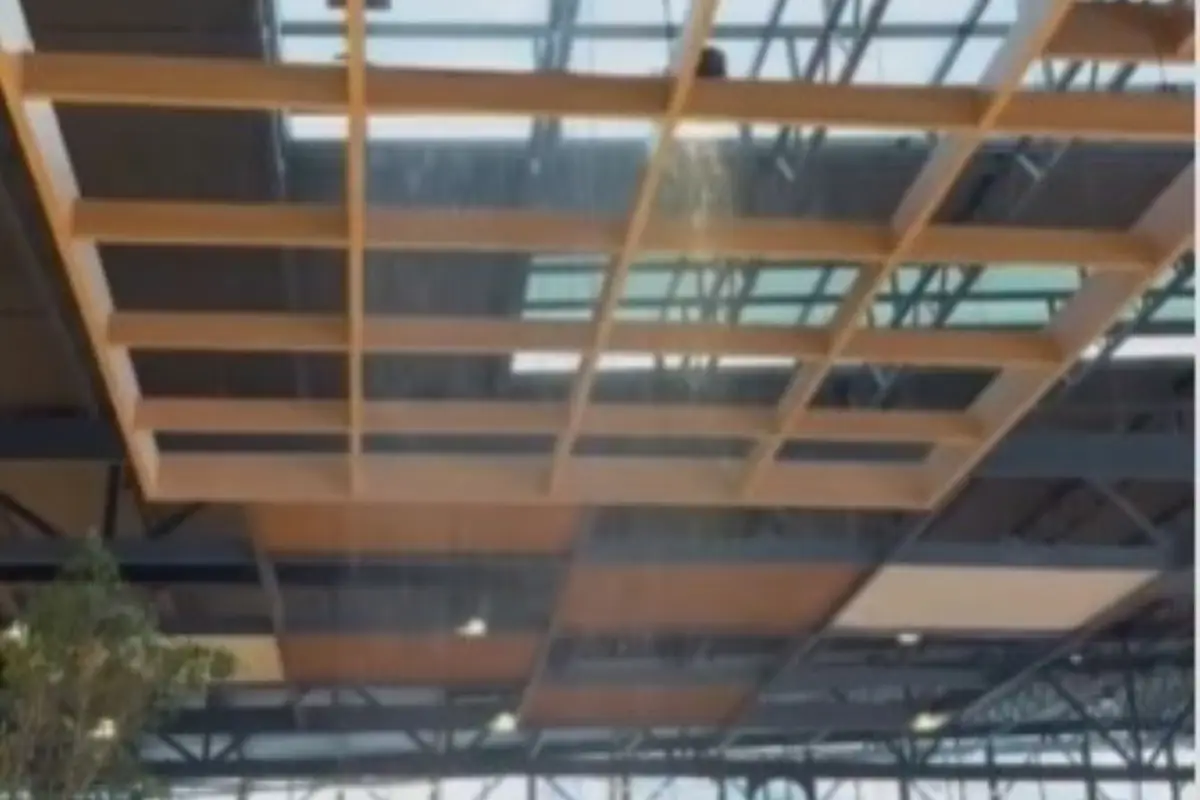 Los usuarios criticaron la mala calidad del techo en la plaza comercial., Redes sociales.