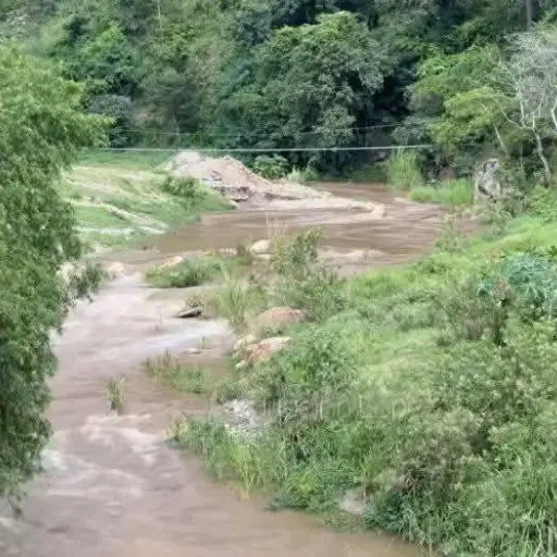 Las autoridades redoblaron esfuerzos en el río Caquil para hallar a los pequeños. ,Redes sociales.