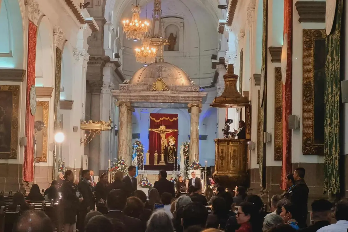 Dentro de Catedral Metropolitana se vivió un sentimiento de devoción por las muestras de agradecimiento por el país., Cortesía de Yuly Pérez.