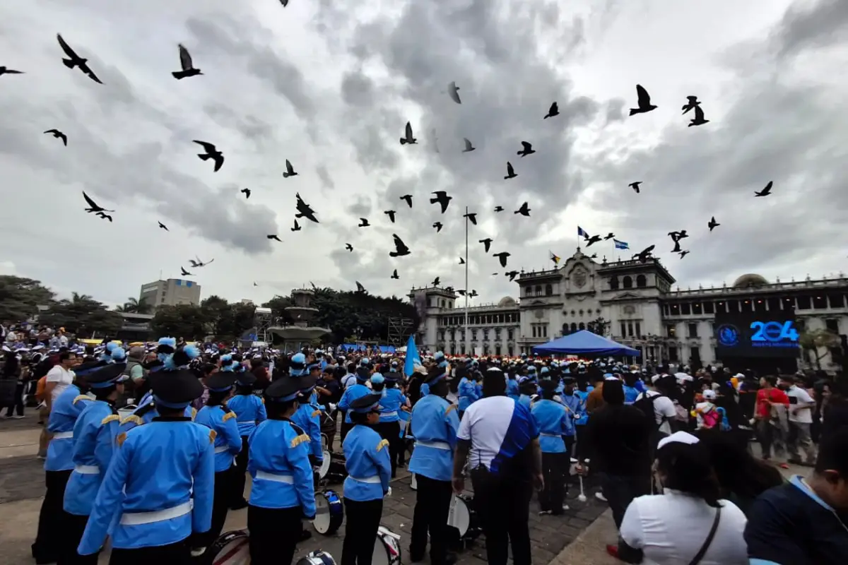 Las bandas escolares y los padres de familia llegaron puntualmente a la Plaza de la Constitución., Alex Meoño 