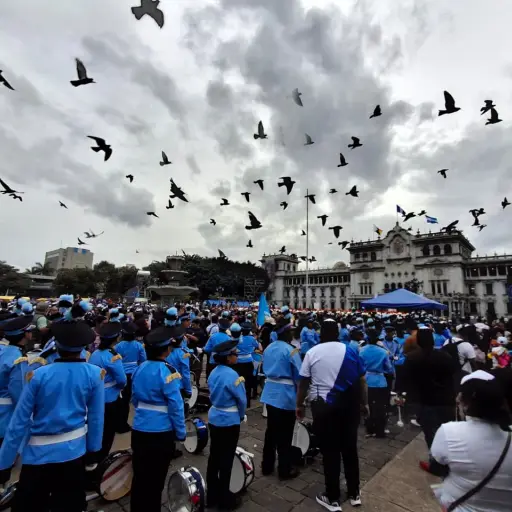 Las bandas escolares y los padres de familia llegaron puntualmente a la Plaza de la Constitución. ,Alex Meoño 