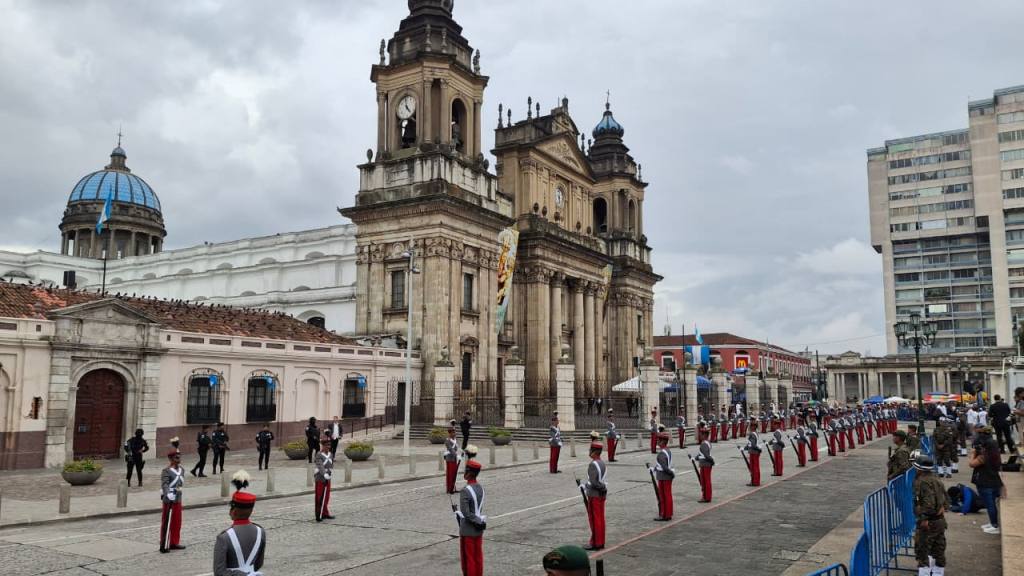 Plaza de la Constitución lista para actos de Independencia | Álex Meoño