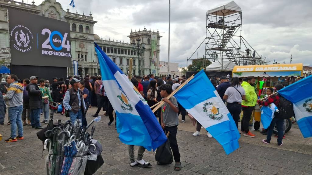 Plaza de la Constitución lista para actos de Independencia | Álex Meoño