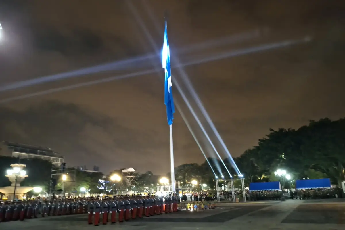 Los actos protocolarios por los 204 años de Independencia de Guatemala se desarrollaron en a Plaza de la Constitución., Álex Meoño.