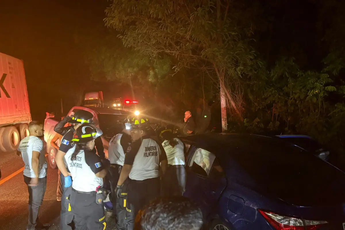 Los tripulantes de los vehículos quedaron atrapados entre la estructura de los mismos., Bomberos Voluntarios