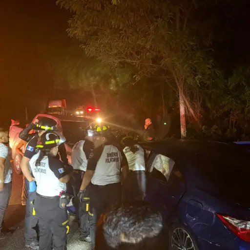 Los tripulantes de los vehículos quedaron atrapados entre la estructura de los mismos. ,Bomberos Voluntarios