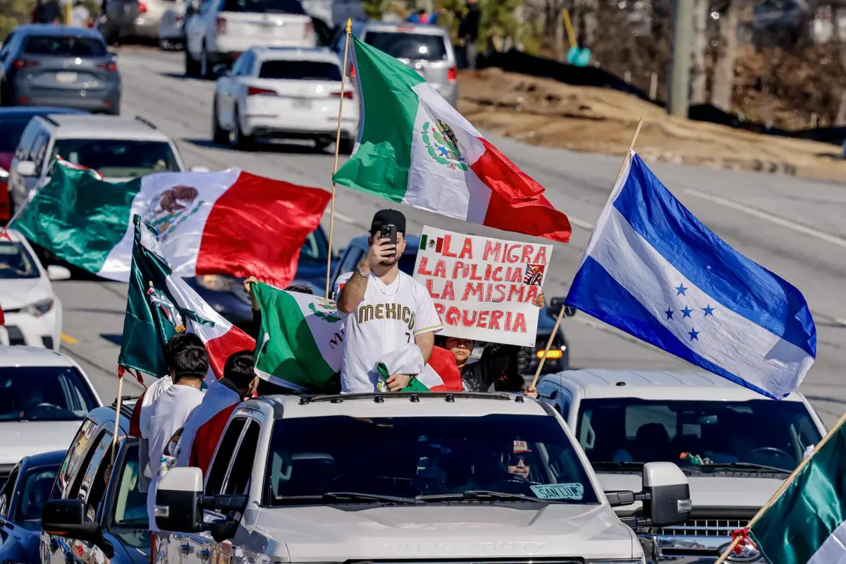 Fotografía de archivo de personas participando en una manifestación contra la política de inmigración y deportación del Gobierno de Doland Trump contra los extranjeros indocumentados en Atlanta (EE, UU
