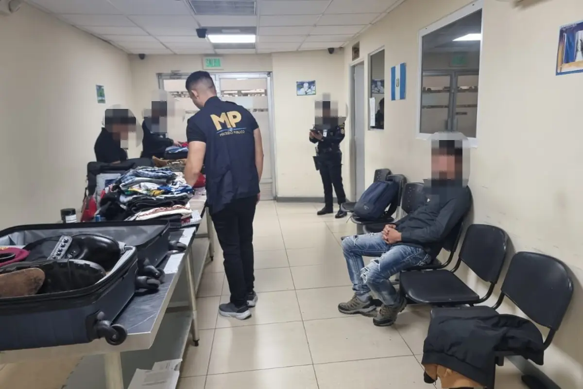 El personal fiscal y policial trabaja en el aeropuerto La Aurora para profundizar en las investigaciones., Ministerio Público