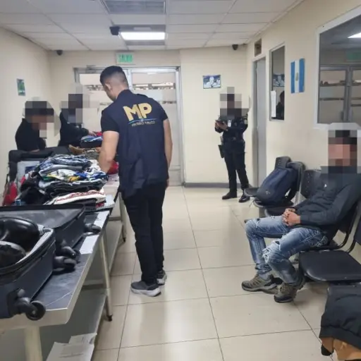 El personal fiscal y policial trabaja en el aeropuerto La Aurora para profundizar en las investigaciones. ,Ministerio Público