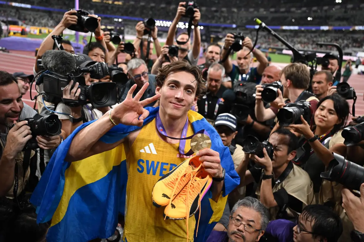 Armand Duplantis impone nuevo récord mundial en salto con pértiga - EFE