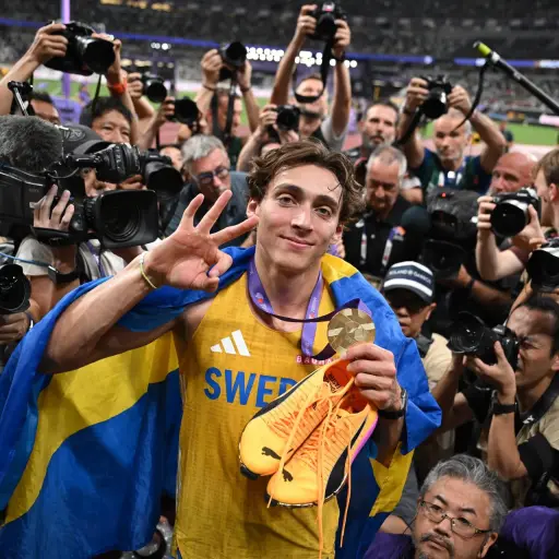 Armand Duplantis impone nuevo récord mundial en salto con pértiga - EFE