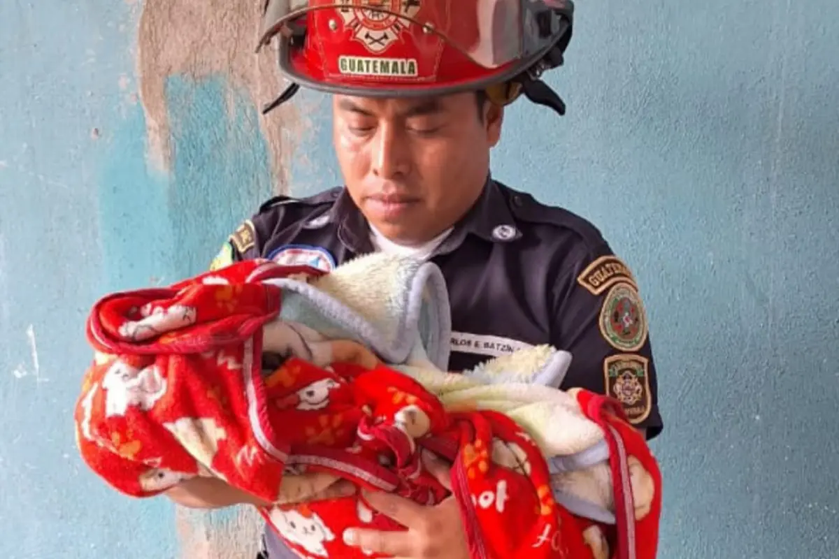 La menor fue localizada abandonada en un terreno baldío en Santiago Sacatepéquez., Bomberos Municipales Departamentales