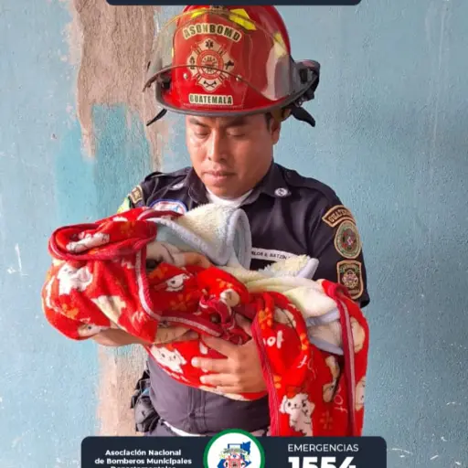 La menor fue localizada abandonada en un terreno baldío en Santiago Sacatepéquez. ,Bomberos Municipales Departamentales