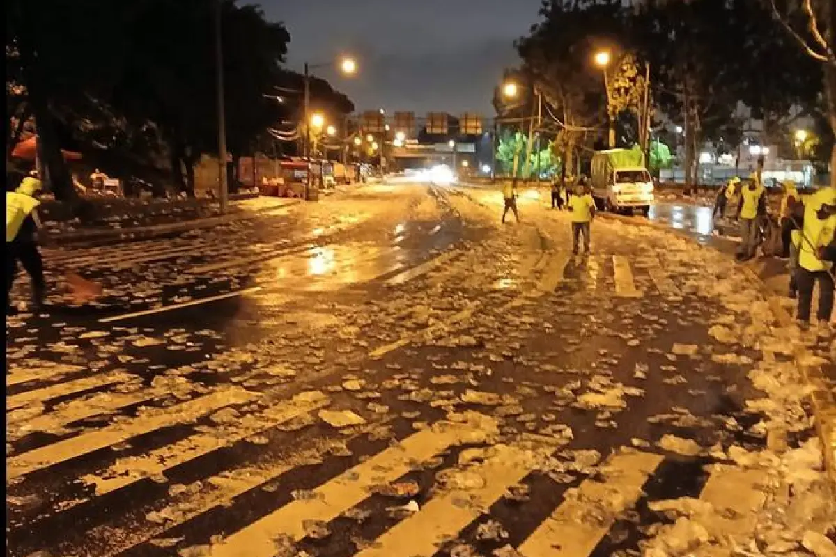 Personal de la municipalidad de Guatemala trabaja en el retiro de desechos dejados tras las actividades cívicas., Municipalidad de Guatemala