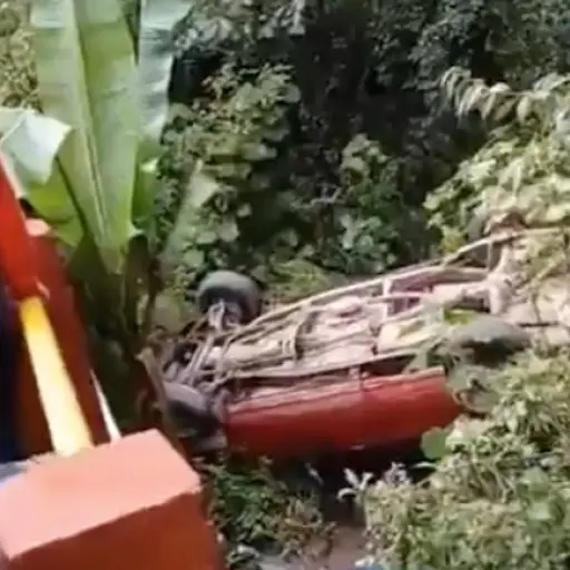 El vehículo donde viajaban los menores cayó a una hondonada. ,Emisoras Unidas Departamentales