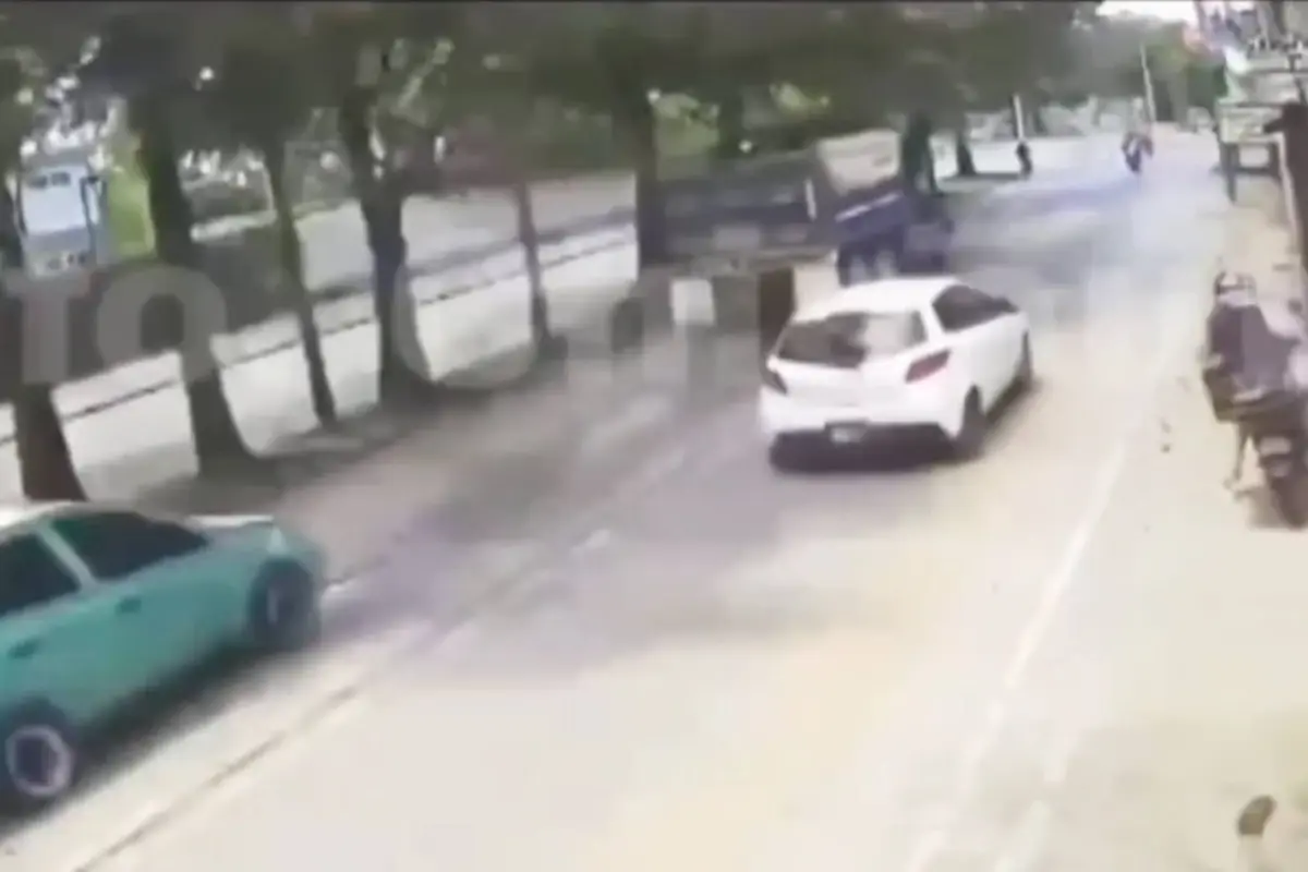 Derrame de combustible genera accidente múltiple. , Captura de pantalla video Facebook.