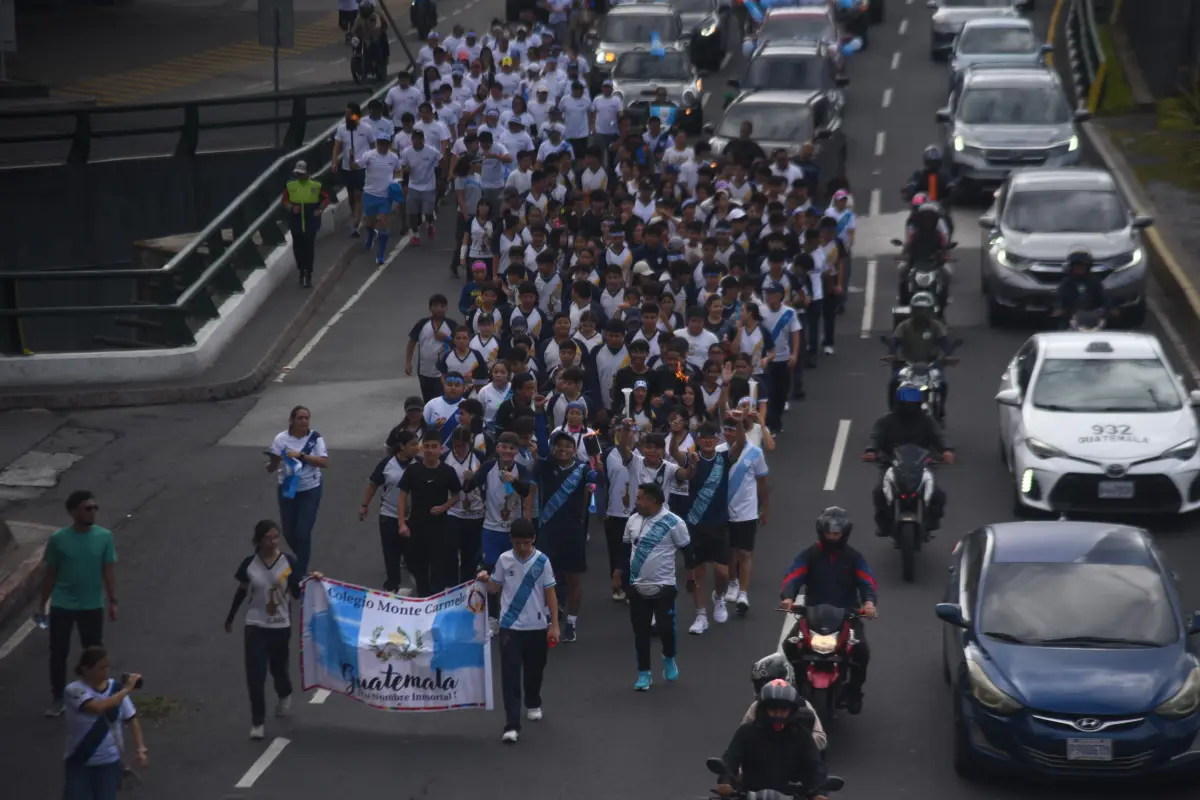 Grupo de personas que traslada antorcha de la Independencia recorre la Ciudad de Guatemala el 12 de septiembre de 2025., Omar Solís/Emisoras Unidas