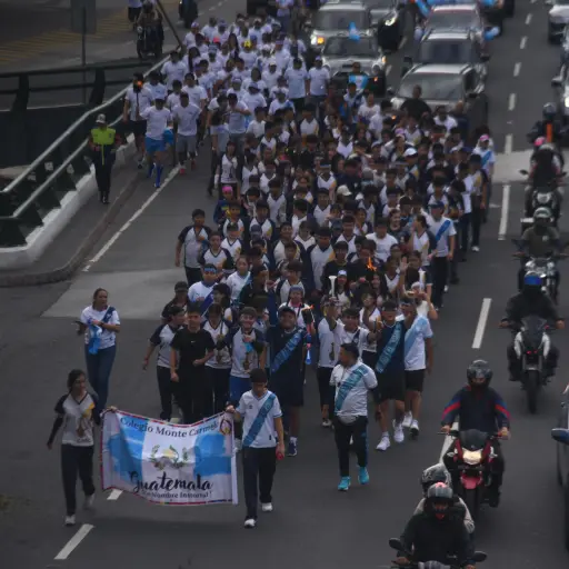 Grupo de personas que traslada antorcha de la Independencia recorre la Ciudad de Guatemala el 12 de septiembre de 2025. ,Omar Solís/Emisoras Unidas