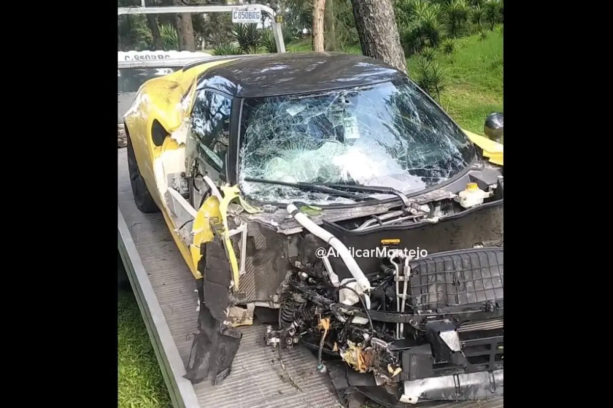 Con graves daños en su estructura fue localizado el vehículo Alfa Romeo en el bulevar Vista Hermosa., PMT capitalina/Montejo