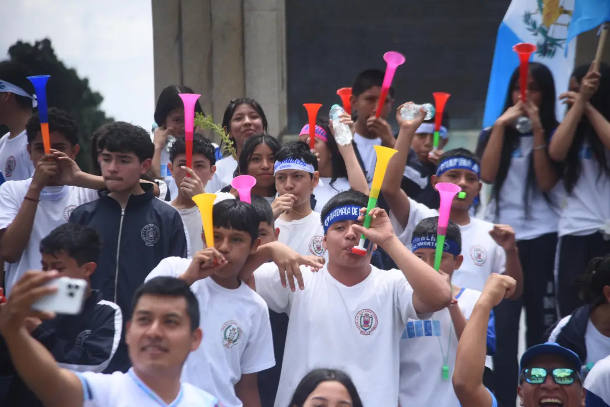 Estudiantes participan en la tradicional antorcha en el Obelisco., Foto Omar Solís