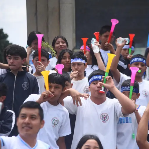 Estudiantes participan en la tradicional antorcha en el Obelisco. ,Foto Omar Solís
