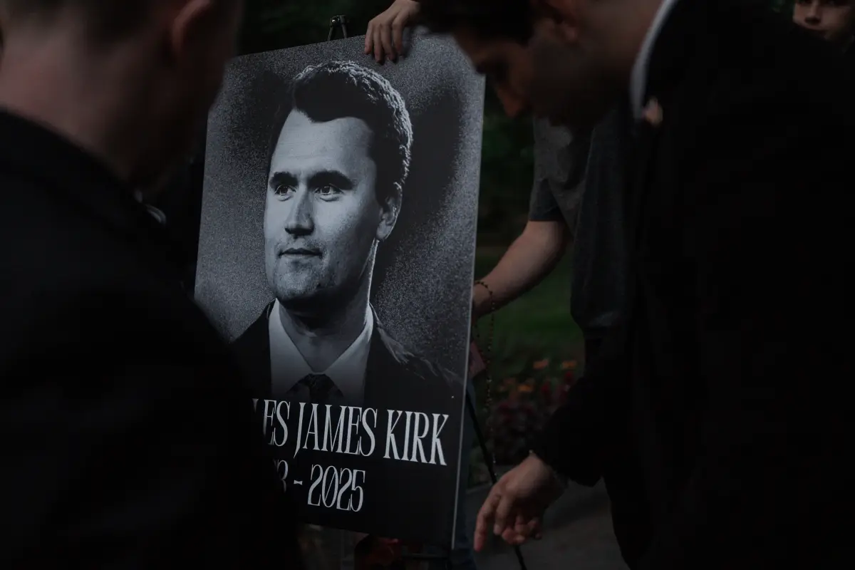 Miembros del Club de Jóvenes Republicanos de Nueva York sostienen un retrato de Charlie Kirk durante una vigilia por el activista conservador estadounidense. , Foto EFE