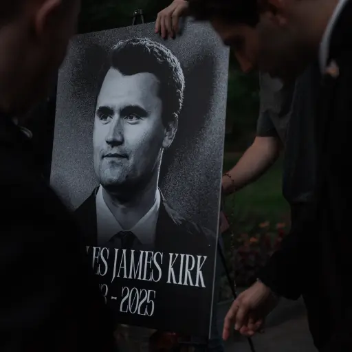 Miembros del Club de Jóvenes Republicanos de Nueva York sostienen un retrato de Charlie Kirk durante una vigilia por el activista conservador estadounidense.  ,Foto EFE